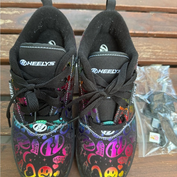 Heelys size 6 - Picture 7 of 8